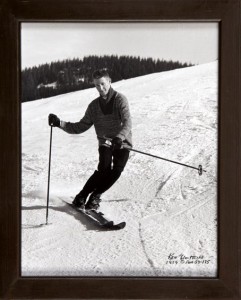 Photo: Les expertly demonstrates the Wedeln "Shortswing" turn. All black and white photos used in this article were taken in the 1950s-1960s at White Pass by Ken Whitmire.
